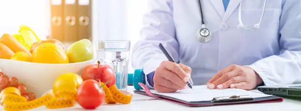 मोटापा उपचार केंद्र में पोषण विशेषज्ञ को किन परीक्षणों की आवश्यकता होती है?