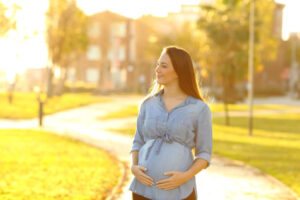 فوائد المشي للحامل بتوأم